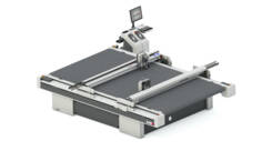 Zünd D3 XL-3200 digital cutting system with a large cutting surface and integrated control panel, shown on a white background. Zünd D3 XL-3200 digital cutting system with a large cutting surface and integrated control panel, shown on a white background.