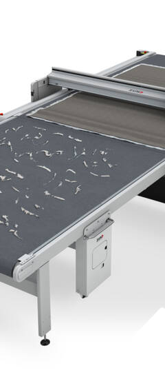 Zünd G3 Digital Cutter with front extension and heavily soiled unloading area before cleaning Zünd G3 Digital Cutter with front extension and heavily soiled unloading area before cleaning