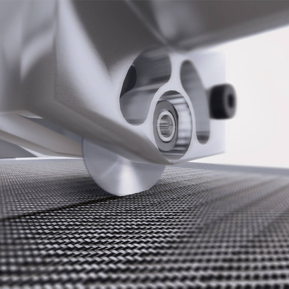 Gros plan sur une lame rotative Zünd coupant un matériau sur une surface perforée, dans un environnement de production. Gros plan sur une lame rotative Zünd coupant un matériau sur une surface perforée, dans un environnement de production.