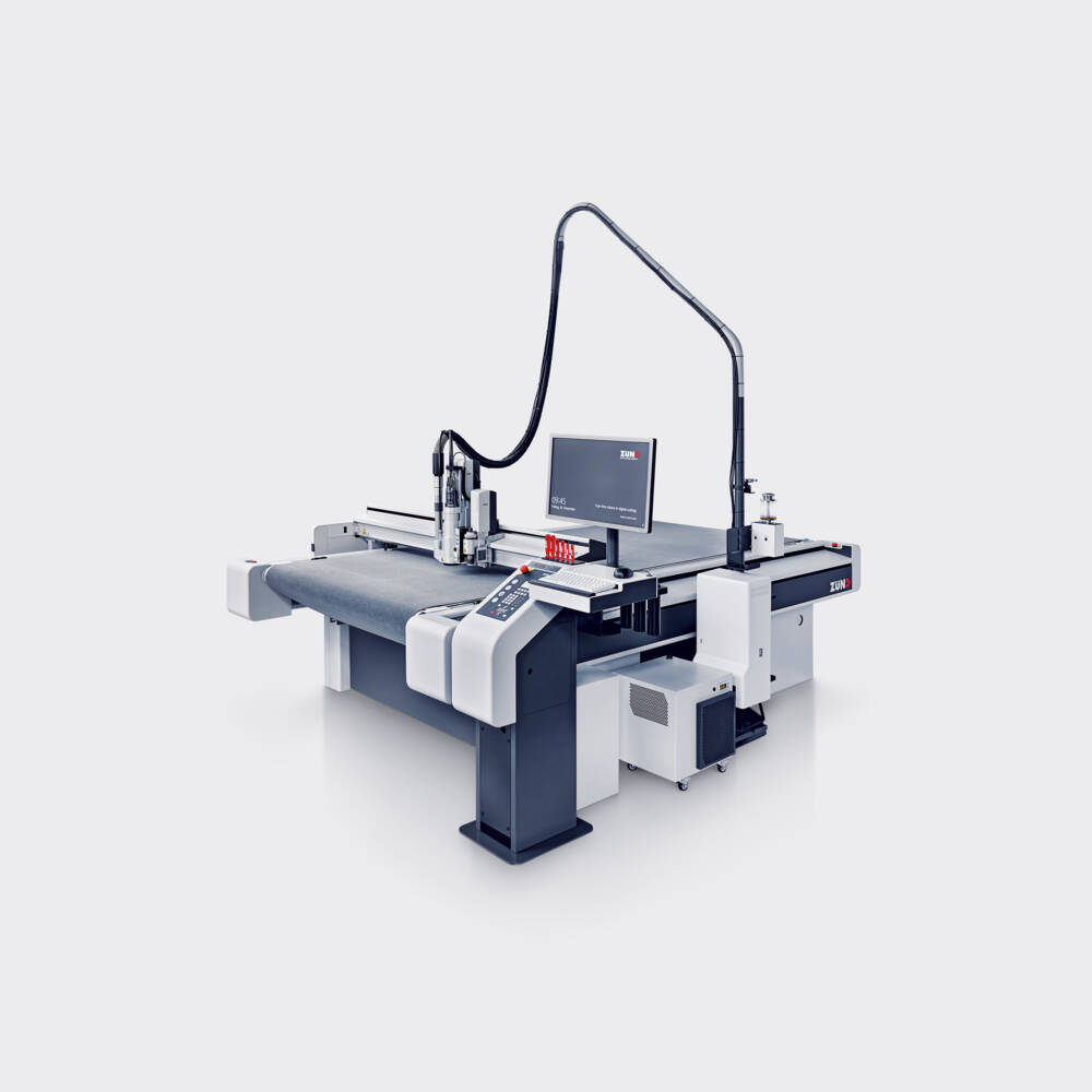 Système de fraisage Zünd RM-L avec écran, bras de câble et table de coupe, présenté sur fond gris clair. Système de fraisage Zünd RM-L avec écran, bras de câble et table de coupe, présenté sur fond gris clair.