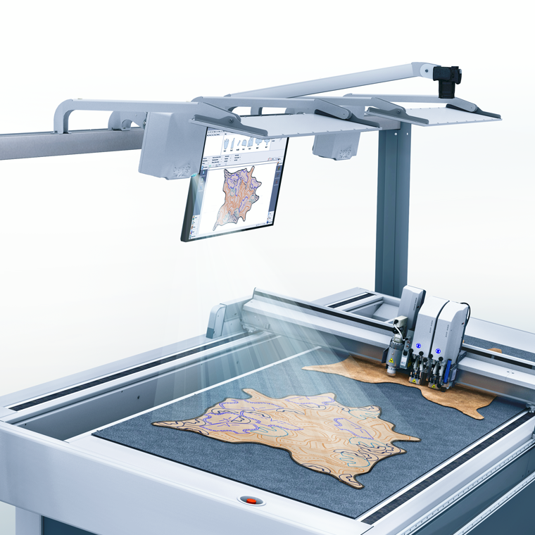 Zünd L3 Projektionssystem mit Schneidemaschine und Monitor, der ein komplexes Muster zeigt. Industrielle Präzision. Zünd L3 Projektionssystem mit Schneidemaschine und Monitor, der ein komplexes Muster zeigt. Industrielle Präzision.