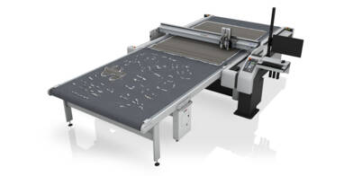 Zünd G3 Digital Cutter mit Verlängerung vorne und reichlich verschmutzter vor der Reinigung Zünd G3 Digital Cutter mit Verlängerung vorne und reichlich verschmutzter vor der Reinigung