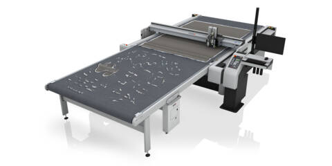 Zünd G3 Digital Cutter mit Verlängerung vorne und reichlich verschmutzter vor der Reinigung Zünd G3 Digital Cutter mit Verlängerung vorne und reichlich verschmutzter vor der Reinigung
