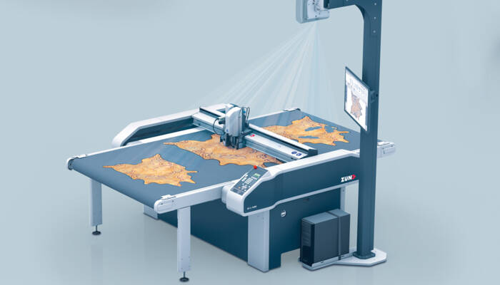 Zünd S3 mit Projektion schneidet Lederhäute präzise auf einem automatischen Schneidetisch. Zünd S3 mit Projektion schneidet Lederhäute präzise auf einem automatischen Schneidetisch.