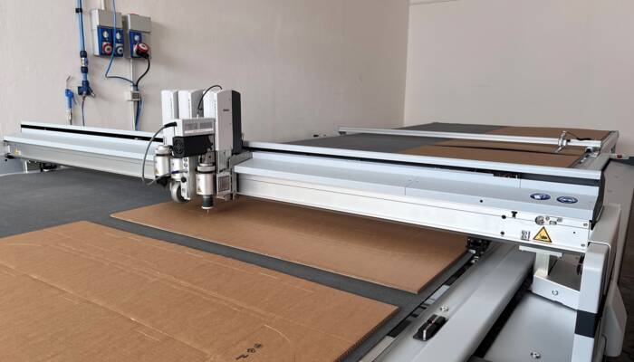 La macchina da taglio Zünd ZIT con testa di taglio su cartone ondulato, pronta per la produzione. La macchina da taglio Zünd ZIT con testa di taglio su cartone ondulato, pronta per la produzione.