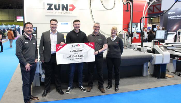 Zünd Systemtechnik team presents a sold G3 3XL-3200 cutting system to Artisan Signs at Sign and Digital 2022. Zünd Systemtechnik team presents a sold G3 3XL-3200 cutting system to Artisan Signs at Sign and Digital 2022.