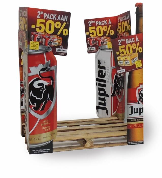 Jupiler bier displays met aanbieding '2e pack aan -50%', op houten pallet.